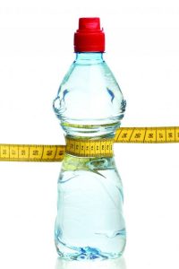 آیا نوشیدن آب زیاد، موجب کاهش وزن می‌شود؟