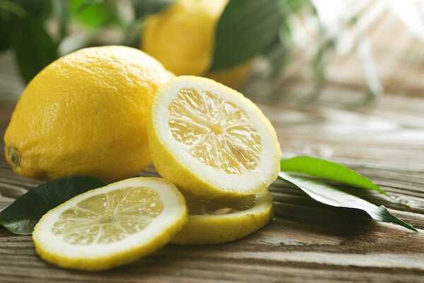 نحوه استفاده از آب لیمو بر روی پوست
