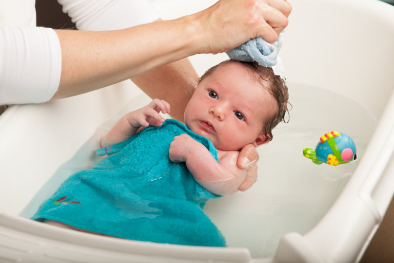 چگونه نوزاد خود را حمام کنید