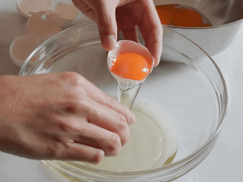 آیا خوردن تخم مرغ خام بی خطر و سالم است؟
